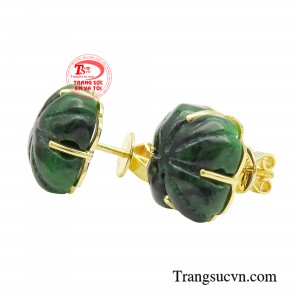 Ngọc cẩm thạch có bề mặt mịn màng và sáng bóng, tạo nên vẻ đẹp sang trọng và quý tộc cho người đeo.