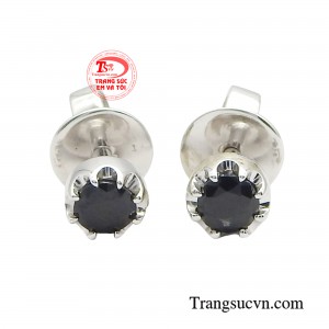 Hoa tai sapphire cá tính là biểu tượng của vẻ quý phái và tinh tế, với đá sapphire được mài giác tròn facet, tạo nên lấp lánh và sự cuốn hút đặc trưng của đá sapphire.