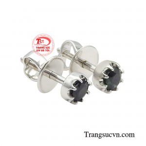 Đá sapphire dán tròn, với màu sắc đặc trưng, tôn lên vẻ quý phái và đẳng cấp của người đeo.