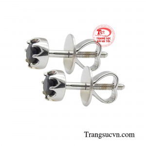 Sản phẩm được sử dụng chất liệu vàng trắng 14K, giúp tăng cường vẻ ngoài sang trọng và quý phái của sản phẩm.