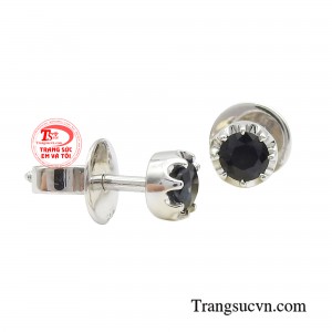 Sự kết hợp hoàn hảo giữa màu sắc, chất liệu vàng trắng 14K và ý nghĩa của viên đá sapphire tạo nên một sản phẩm trang sức đẳng cấp.