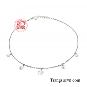 Lắc chân ánh trăng rực rỡ gợi lên hình ảnh một cô gái hiện đại nhưng không kém phần thu hút. 