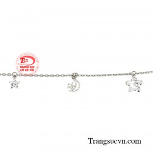 Xu hướng trang sức càng nhỏ xinh thì lại càng duyên dáng. 