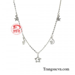 Các chị em hoàn toàn có thể kết hợp với bất kỳ bộ trang phục nào theo sở thích. 