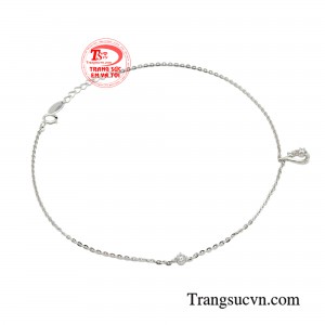 Với thiết kế giọt sương mang lại nét mong manh, dịu dàng cho các quý cô.