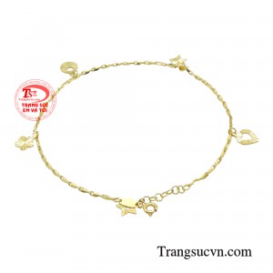 Chiếc lắc chân phù hợp với những cô gái yêu thích sự bay bổng, trang nhã.