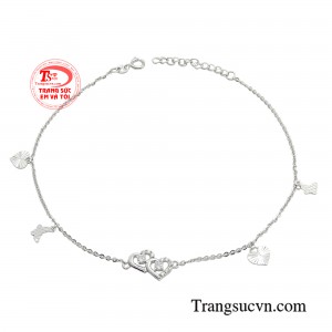Lắc chân trái tim thủy chung sử dụng chất liệu vàng 18k được nhập khẩu Italy mang đến vẻ trẻ trung và kiều diễm cho đôi chân của các nàng.