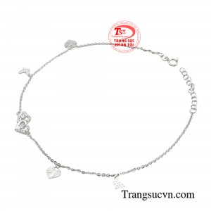 Chiếc lắc chân giúp các cô gái khoe được đôi chân thon dài và đem lại vẻ thanh thoát trong mỗi bước đi.