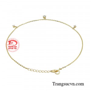 Hơn nữa, với thiết kế mang tính ứng dụng cao, có thể giúp nàng dễ dàng phối với nhiều phong cách trang phục khác nhau từ công sở thanh lịch cho đến những bữa tiệc cần sự sang trọng và đẳng cấp.