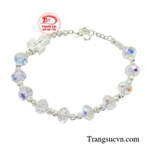 Lắc tay bạc pha lê được thiết kế tinh tế tôn lên nét đẹp của người đeo, giúp phụ nữ trở nên uyển chuyển và duyên dáng hơn trong những bộ cánh nữ tính.