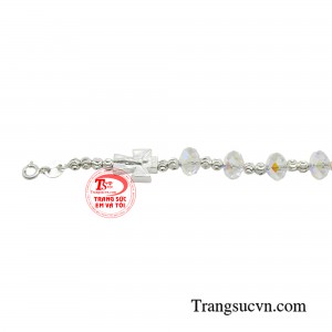 Đeo lắc tay bạc pha lê ngoài việc làm cho phái đẹp thể hiện sự sang trọng, đẳng cấp còn mang lại may mắn và giải tỏa tâm lý.