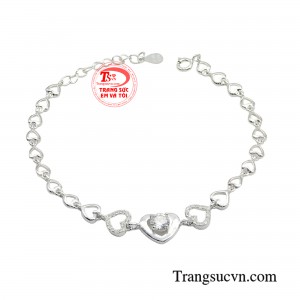 Lắc tay bạc trái tim yêu thương là một món phụ kiện không thể thiếu dành cho bất kì cô gái nào.