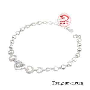 Đeo lắc tay sẽ giúp các cô gái nổi bật hơn, thời trang hơn, tôn lên vẻ nữ tính, đáng yêu trẻ trung và duyên dáng.