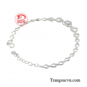 Đặc biệt chốt vòng tay đóng và mở tiện lợi cùng màu sắc trắng sáng được làm hoàn toàn từ chất liệu bạc 925 cao cấp tôn lên vẻ lộng lẫy dành cho các cô gái.