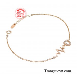 Những chi tiết được kết hợp hài hòa tạo nên chiếc lắc tay ấn tượng.