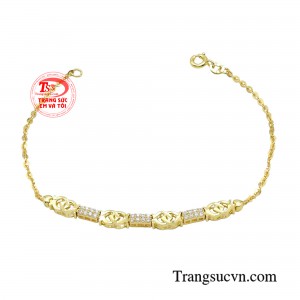 Lắc tay quý cô thời thượng không chỉ mang diện mạo xinh xắn mà còn thể hiện tinh thần phóng khoáng hiện đại.