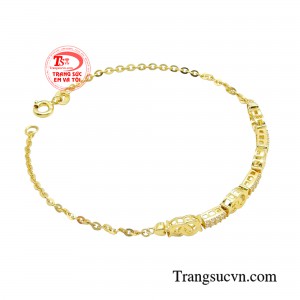 Chiếc lắc tay sở hữu thiết kế độc đáo, đẹp mắt tạo nên một sản phẩm thời thượng.