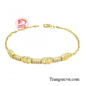 Chiếc lắc tay giúp các cô gái trông thu hút và nổi bật hơn trước đám đông.