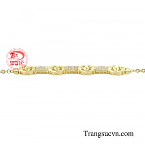 Không chỉ vậy chiếc lắc tay này còn phù hợp với nhiều kiểu trang phục, hợp với xu hướng.