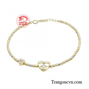 Lắc tay trái tim ngọt ngào lấy cảm hứng từ chuỗi bi đa sắc kết hợp tinh tế với hình ảnh trái tim nhỏ xinh, khiến bạn đắm chìm trong sự ngọt ngào mà chiếc lắc tay đem đến. 