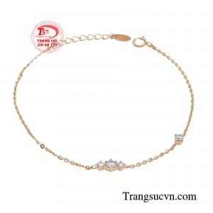 Lắc tay vàng hồng lấp lánh mang dấu ấn riêng giúp phái đẹp tỏa sáng trong những cuộc tụ họp bạn bè.