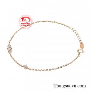 Đeo trên tay chiếc lắc thanh lịch nữ tính là đã đủ khiến bạn thêm phần tự tin.