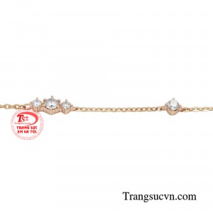 Chỉ với một chiếc lắc tay đơn giản, bất kì cô gái nào cũng có thể ghi dấu ấn phong cách thời thượng trong những cuộc gặp gỡ.