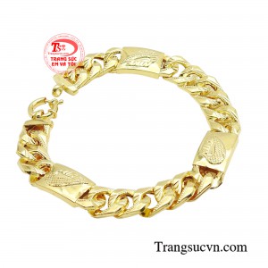 Sản phẩm có thiết kế sắc sảo, tinh tế trong từng chi tiết, đem lại cho phái mạnh sự hài lòng.