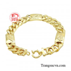 Đặc biệt hơn, mẫu lắc tay này có màu sắc sáng bóng, nổi bật giúp người dùng cảm thấy tự tin hơn.