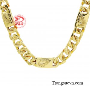 Thiết kế lắc tay to bản mà tinh tế giúp quý ông thêm phần lịch lãm. 