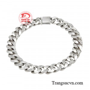Lắc tay vàng trắng bản lĩnh là món trang sức thượng lưu nâng tầm đẳng cấp cho phái mạnh.