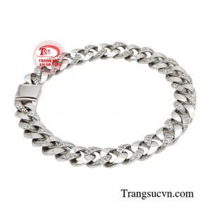 Sản phẩm được thiết kế tinh xảo, đường nét tỉ mỉ được đính kết đá cz giúp tăng thêm sức hút cho người đeo.