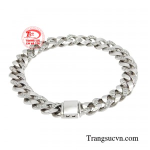 Với chiếc lắc tay này bạn có thể thỏa sức phối cùng mọi loại trang phục.