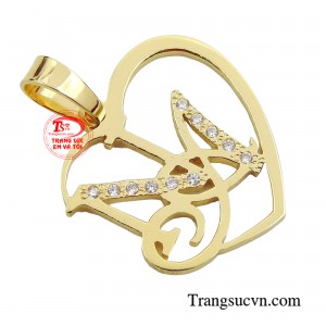 Mặt dây chuyền ký tự cũng là một trong những phụ kiện đi đầu xu hướng trong ngành trang sức.