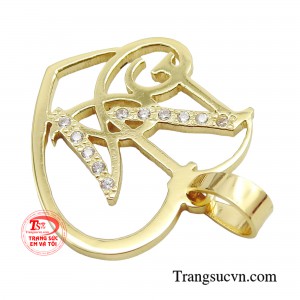 Khi đeo mẫu mặt dây này sẽ mang tới một điểm nhấn ấn tượng giúp phái đẹp thu hút mọi ánh nhìn. 