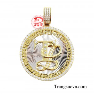 Mặt dây chữ nam tính là một trong những phụ kiện thời trang không thể thiếu của các quý ông.