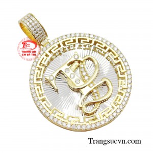 Với vẻ ngoài sang trọng, bí ẩn và đầy nam tính, mặt dây chuyền nam đã trở thành lựa chọn hàng đầu của những người đàn ông thích khoe phong cách và sự đẳng cấp của mình.