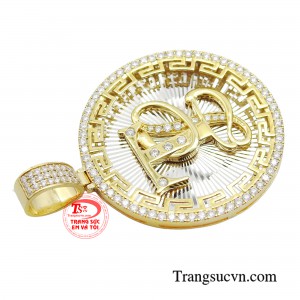 Các đường nét trên mặt dây được thiết kế với những đường tinh xảo, khi đeo bạn sẽ cảm thấy tự tin và lịch lãm hơn trong mắt mọi người.