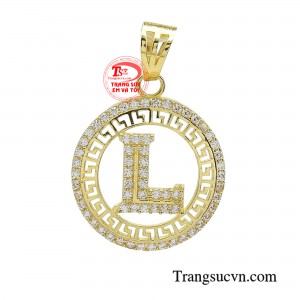 Mặt dây chuyền chữ thời thượng được thiết kế đính đá cầu kỳ sáng lấp lánh.