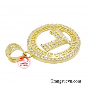 Với chất liệu vàng tây và đá Cz, nhà chế tác khéo léo tạo nên một tác phẩm ấn tượng mà không mất đi vẻ đẹp tinh tế vốn có của trang sức.