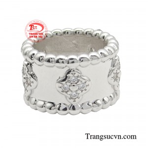 Mặt dây chuyền nữ kiêu hãnh là món phụ kiện thời thượng, sang trọng và tinh tế.