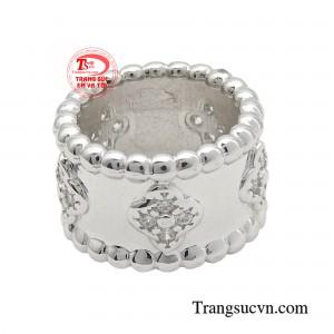 Sản phẩm không chỉ thể hiện sự yêu kiều, duyên dáng mà còn kết hợp cùng chất liệu vàng trắng thời thượng, tạo nên điểm nhấn hoàn hảo cho phong cách thời trang của bạn.