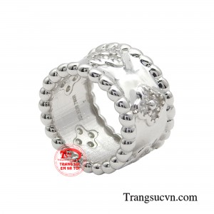 Cho dù nàng yêu thích sự nhẹ nhàng, dịu dàng hay đam mê vẻ đẹp năng động, cá tính thì mặt dây chuyền vàng trắng vẫn luôn là một phần không thể thiếu để nàng thể hiện vẻ đẹp và phong cách riêng.