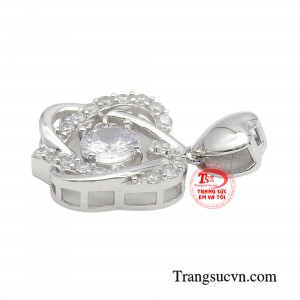 Mặt dây chuyền vàng trắng mang đến vẻ đẹp tinh khôi, thuần khiết.