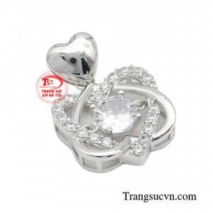 Với mặt dây chuyền vàng trắng sẽ giúp bạn có một vẻ diện mạo hoàn mỹ hơn trong mắt mọi người.