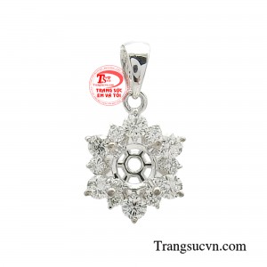 Mặt dây kim cương thanh tú sở hữu vẻ ngoài kiêu sa và thanh thuần như bông tuyết trắng, khoảnh khắc nàng xuất hiện cuốn theo bao ánh nhìn đắm say. 