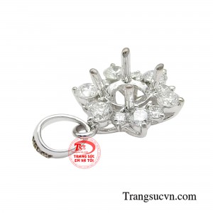 Đóa hoa tuyết lộng lẫy được chuyển thể thành mặt dây chuyền kim cương, với thiết kế tinh xảo đến từng chi tiết. 