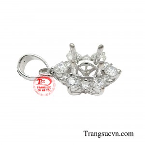 Không cầu kỳ, không phức tạp trong thiết kế, chiếc mặt dây đính kết kim cương kết hợp cùng chất liệu vàng 18K đã tạo nên vẻ đẹp tinh tế, giúp nàng toát lên sự duyên dáng và thanh lịch.