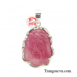 Mặt dây ruby Chúa Jesu được xem như một món trang sức lý tưởng mang đến sự bình an và cuộc sống thịnh vượng, phú quý cho bất cứ người dùng nào.