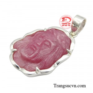 Mặt dây ruby được sử dụng như một lá bùa bình an trong cuộc sống khi mang đến nhiều sự may mắn, mọi sự an yên, thuận buồm xuôi gió.